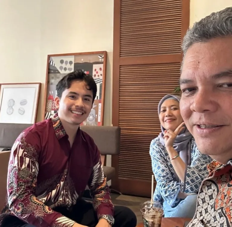 Damai sitting with community members